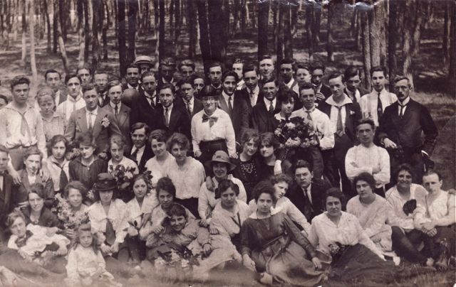 Vader was op het idee gekomen om al zijn onwettige kinderen eens te trakteren. Dure affaire!